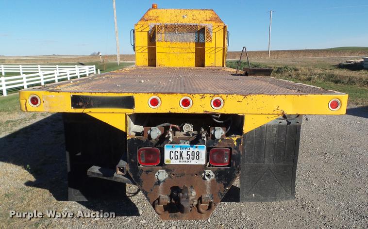 image for item BZ9939 2000 Chevrolet C7500 flatbed truck