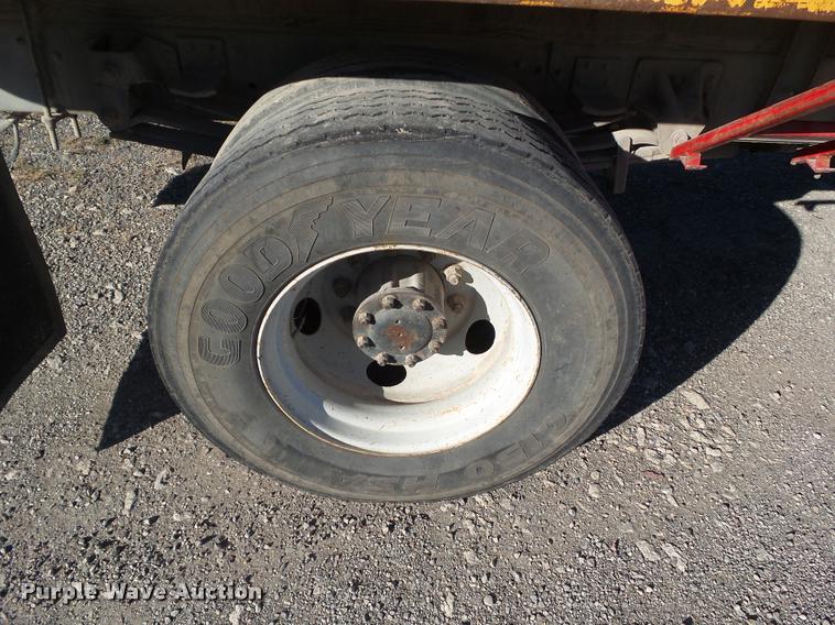 image for item BZ9939 2000 Chevrolet C7500 flatbed truck