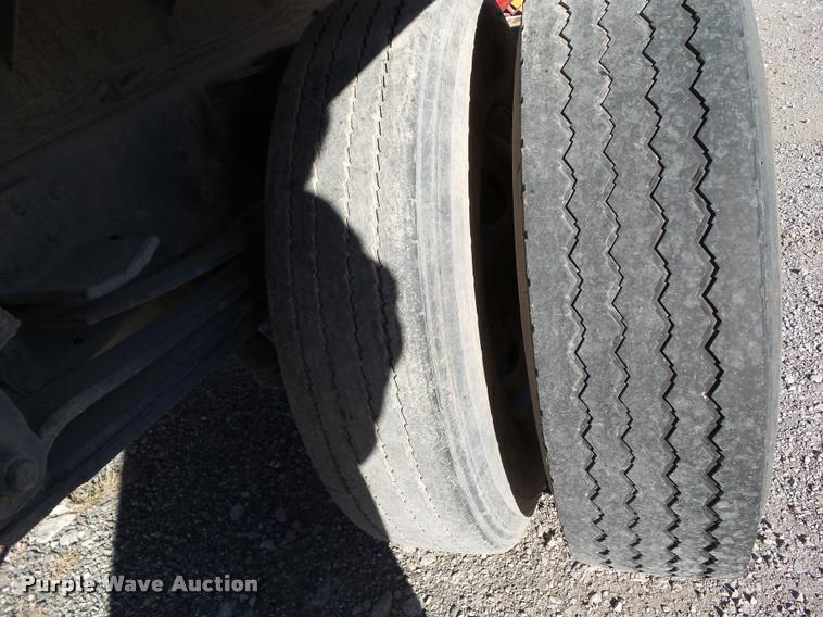 image for item BZ9939 2000 Chevrolet C7500 flatbed truck