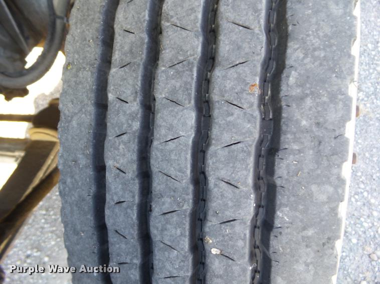 image for item BZ9939 2000 Chevrolet C7500 flatbed truck