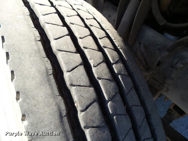 image for item BZ9939 2000 Chevrolet C7500 flatbed truck