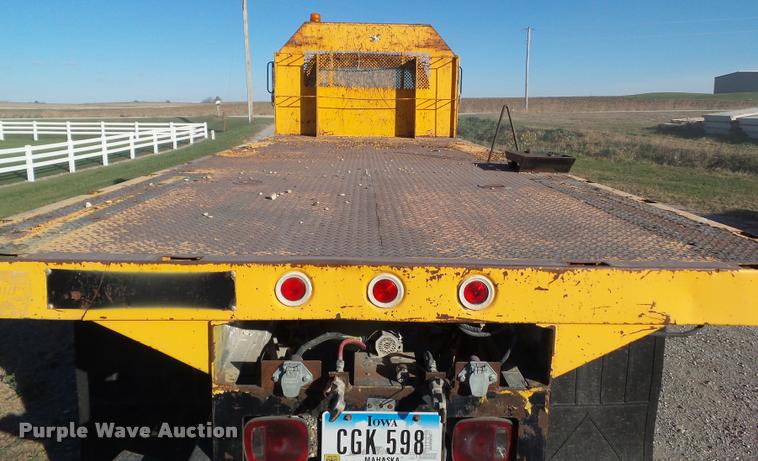 image for item BZ9939 2000 Chevrolet C7500 flatbed truck