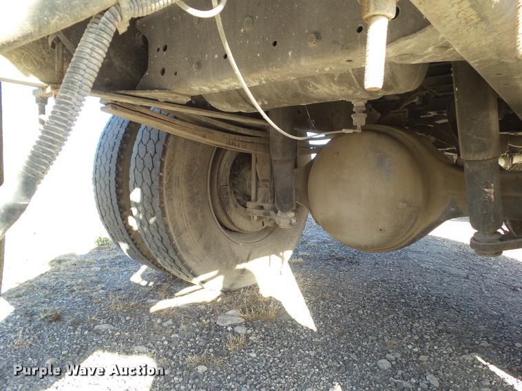 image for item BZ9939 2000 Chevrolet C7500 flatbed truck