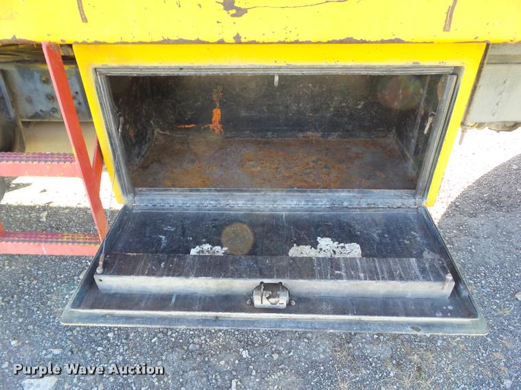 image for item BZ9939 2000 Chevrolet C7500 flatbed truck