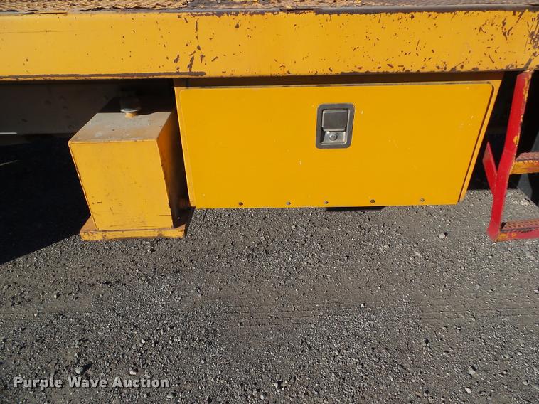 image for item BZ9939 2000 Chevrolet C7500 flatbed truck