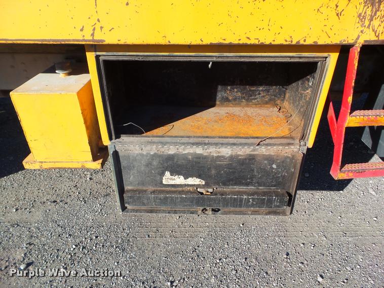 image for item BZ9939 2000 Chevrolet C7500 flatbed truck