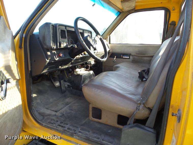 image for item BZ9939 2000 Chevrolet C7500 flatbed truck