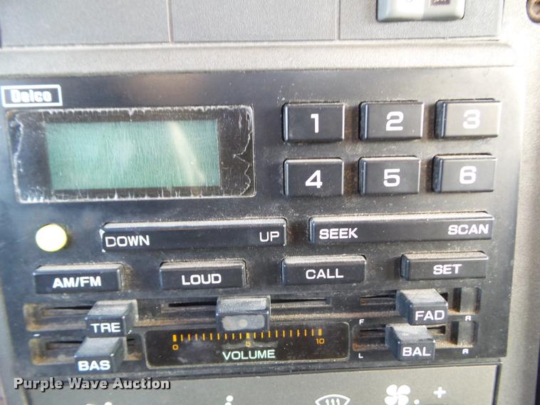 image for item BZ9939 2000 Chevrolet C7500 flatbed truck