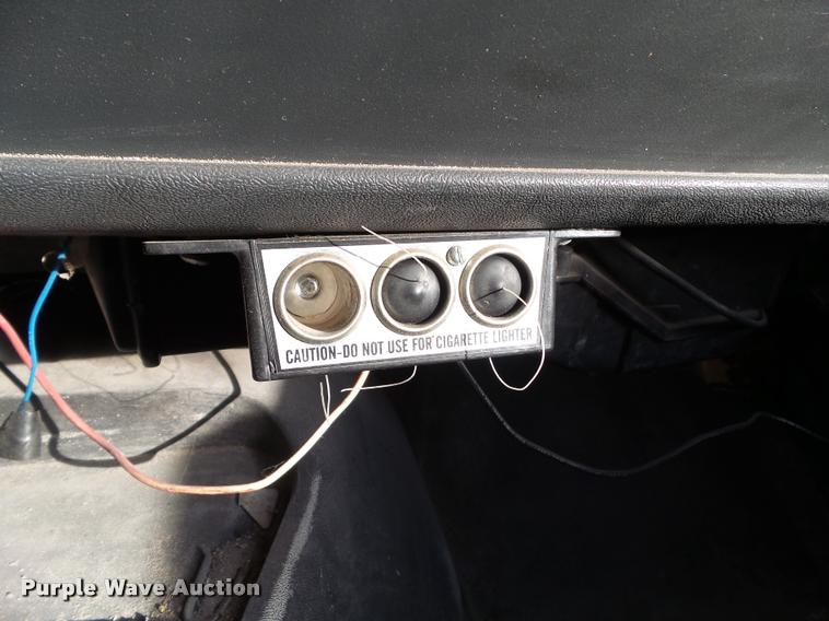 image for item BZ9939 2000 Chevrolet C7500 flatbed truck