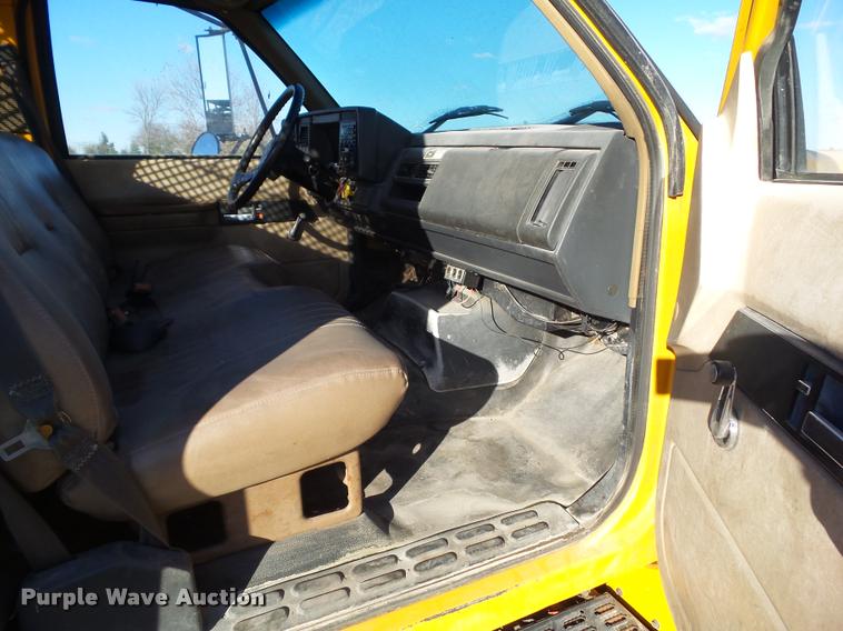 image for item BZ9939 2000 Chevrolet C7500 flatbed truck