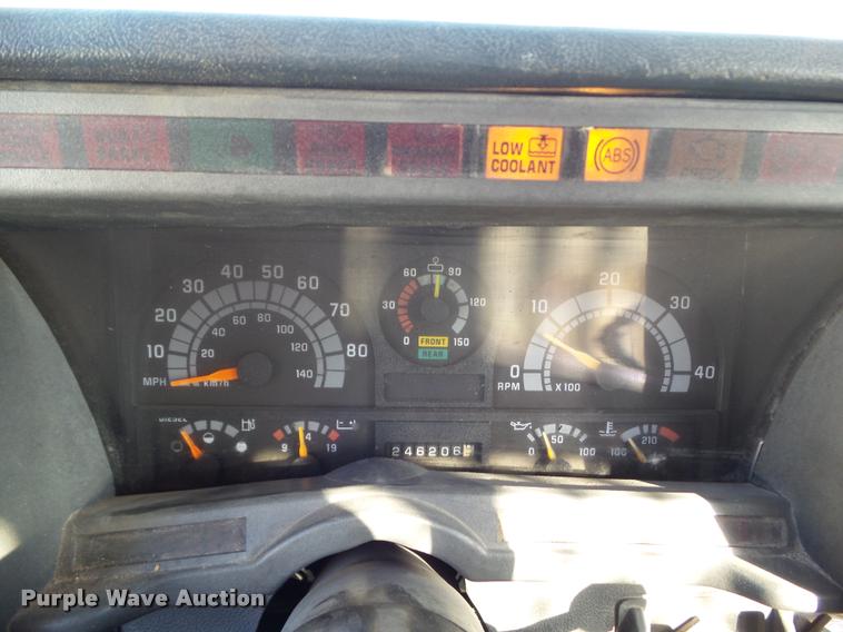 image for item BZ9939 2000 Chevrolet C7500 flatbed truck