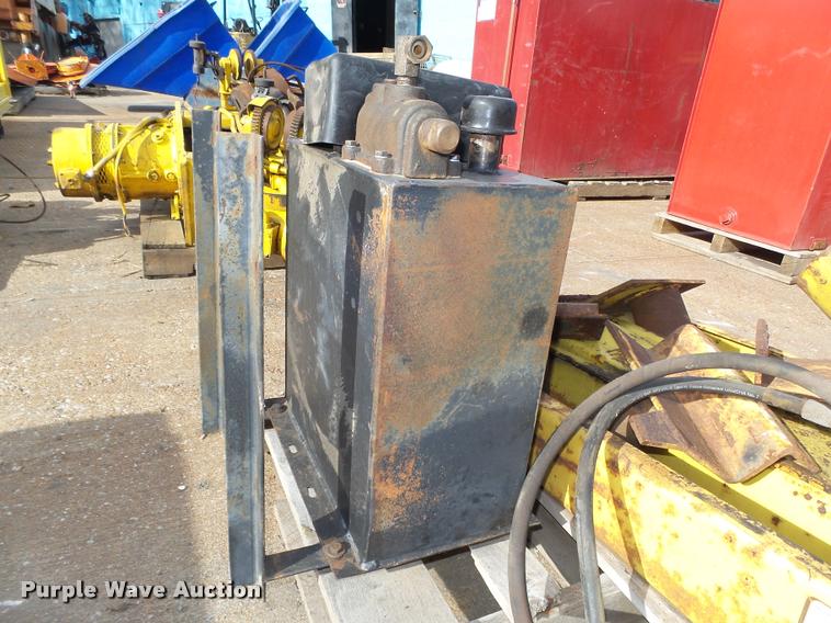 image for item CA9297 Scott two ram hoist and hydraulic tank
