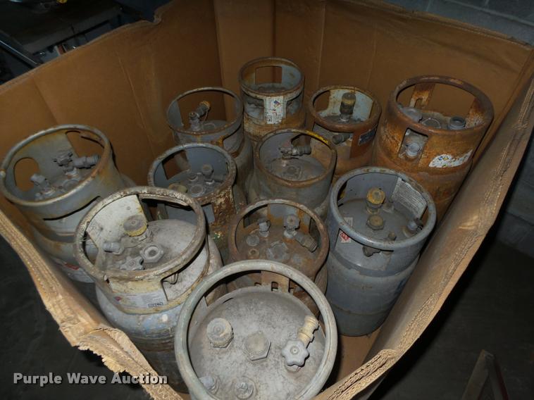 image for item CA9318 (11) propane forklift bottles
