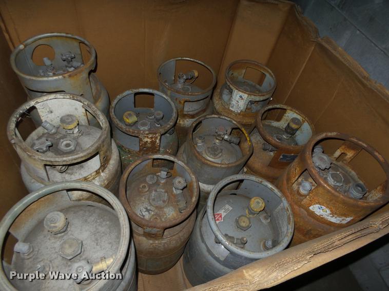 image for item CA9318 (11) propane forklift bottles