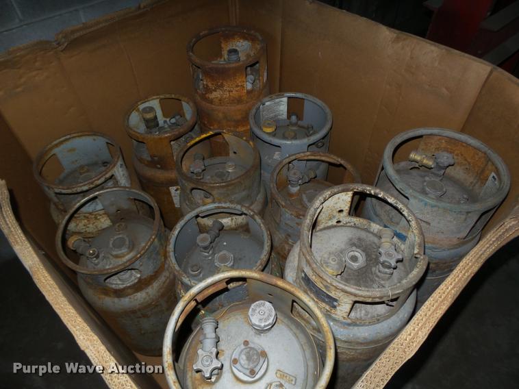 image for item CA9318 (11) propane forklift bottles
