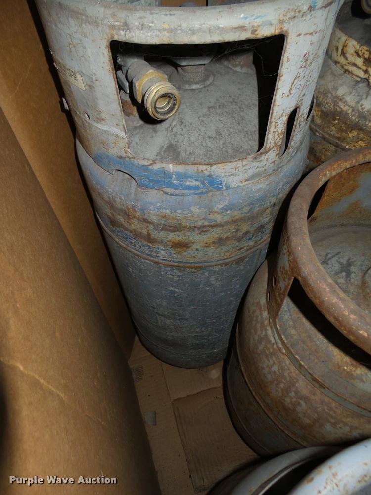 image for item CA9318 (11) propane forklift bottles
