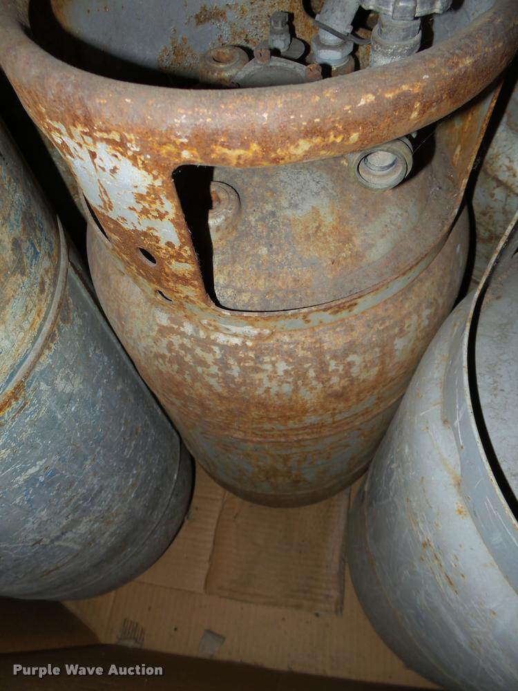 image for item CA9318 (11) propane forklift bottles