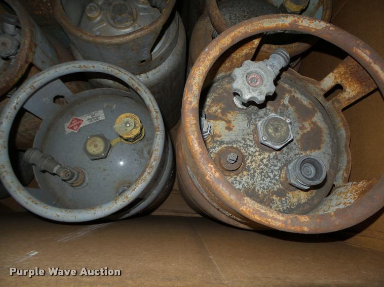 image for item CA9318 (11) propane forklift bottles