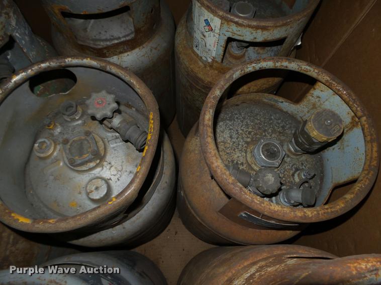 image for item CA9318 (11) propane forklift bottles