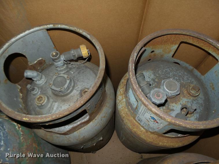 image for item CA9318 (11) propane forklift bottles