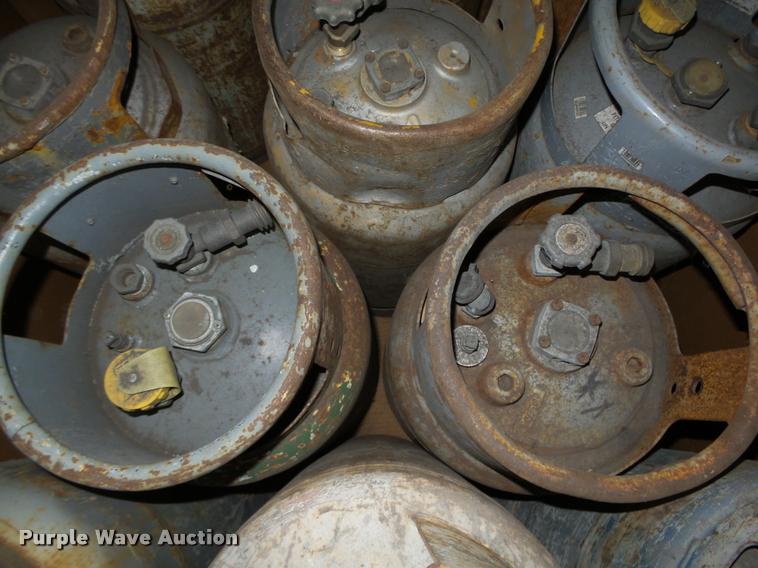 image for item CA9318 (11) propane forklift bottles