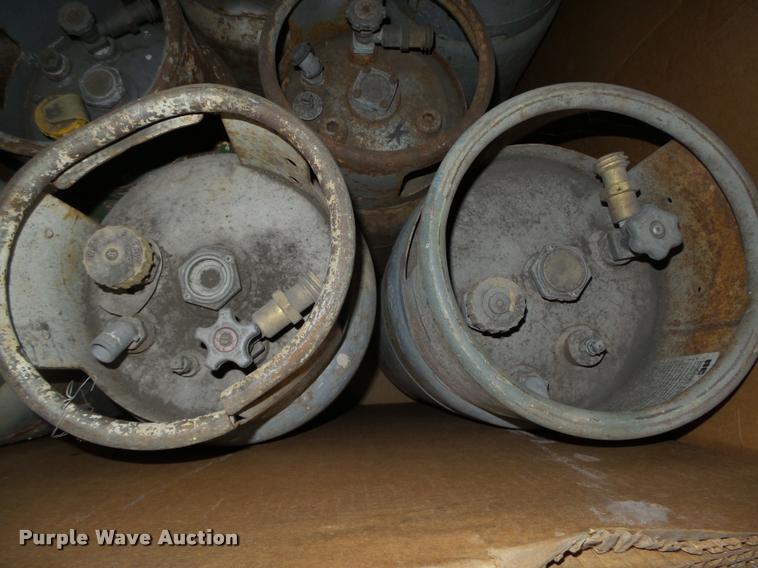 image for item CA9318 (11) propane forklift bottles