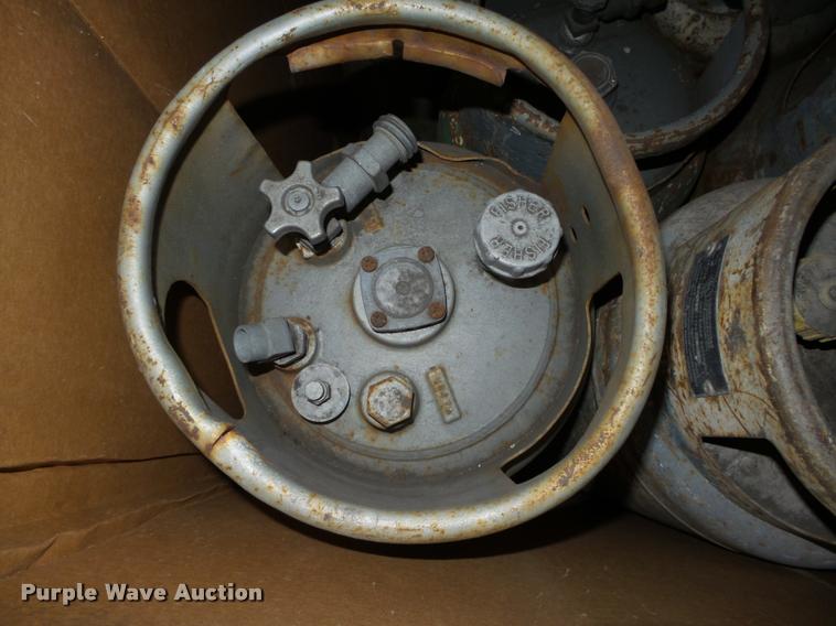 image for item CA9318 (11) propane forklift bottles