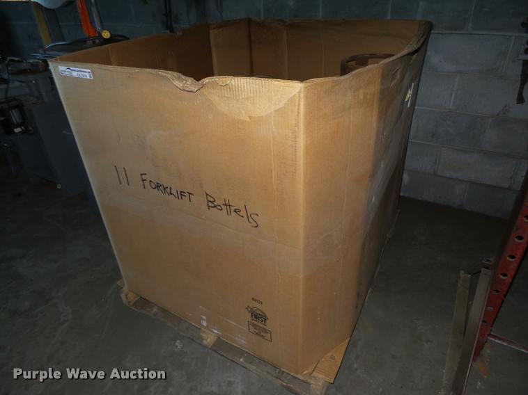 image for item CA9318 (11) propane forklift bottles