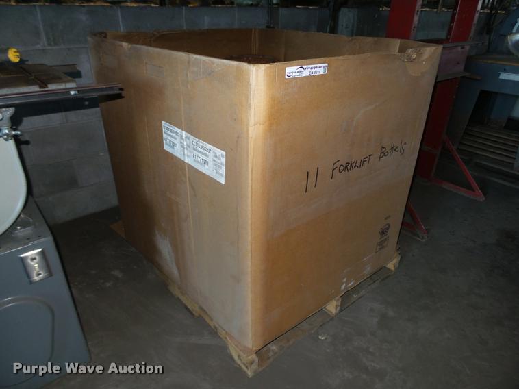 image for item CA9318 (11) propane forklift bottles