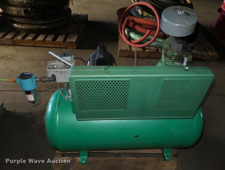 image for item CA9324 2001 Melben air compressor