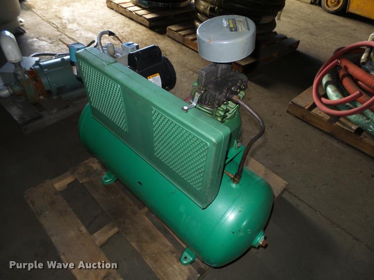 image for item CA9324 2001 Melben air compressor