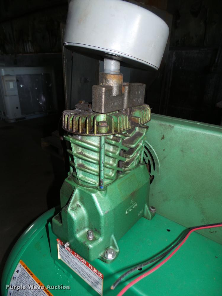 image for item CA9324 2001 Melben air compressor