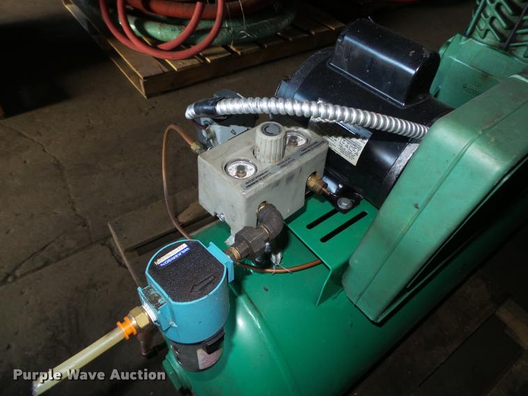 image for item CA9324 2001 Melben air compressor