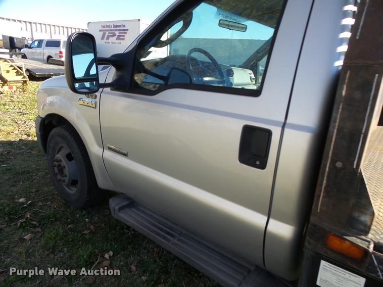 image for item DA2039 2006 Ford F350 Super Duty flatbed pickup truck
