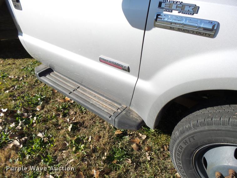 image for item DA2039 2006 Ford F350 Super Duty flatbed pickup truck