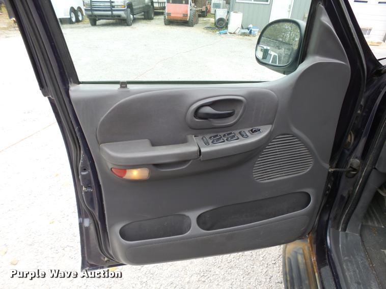 image for item DA2105 2001 Ford F150 SuperCrew pickup truck