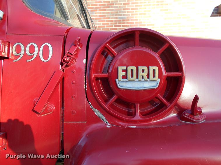 image for item DA2108 1973 Ford 900 tank truck