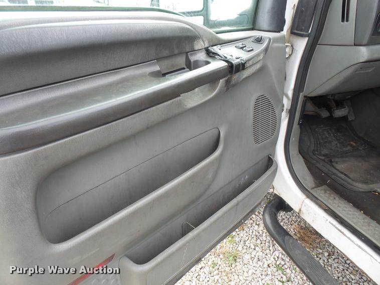 image for item DA3801 2003 Ford F450 Super Duty SuperCab truck cab and chassis