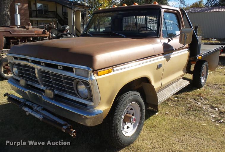 image for item DA4747 1974 Ford F250 flatbed pickup truck