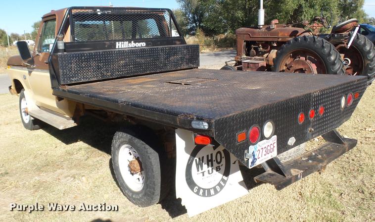 image for item DA4747 1974 Ford F250 flatbed pickup truck