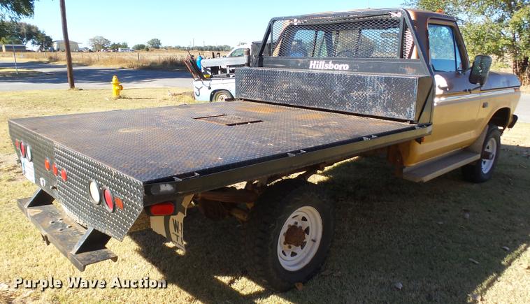 image for item DA4747 1974 Ford F250 flatbed pickup truck