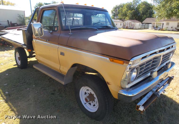 image for item DA4747 1974 Ford F250 flatbed pickup truck