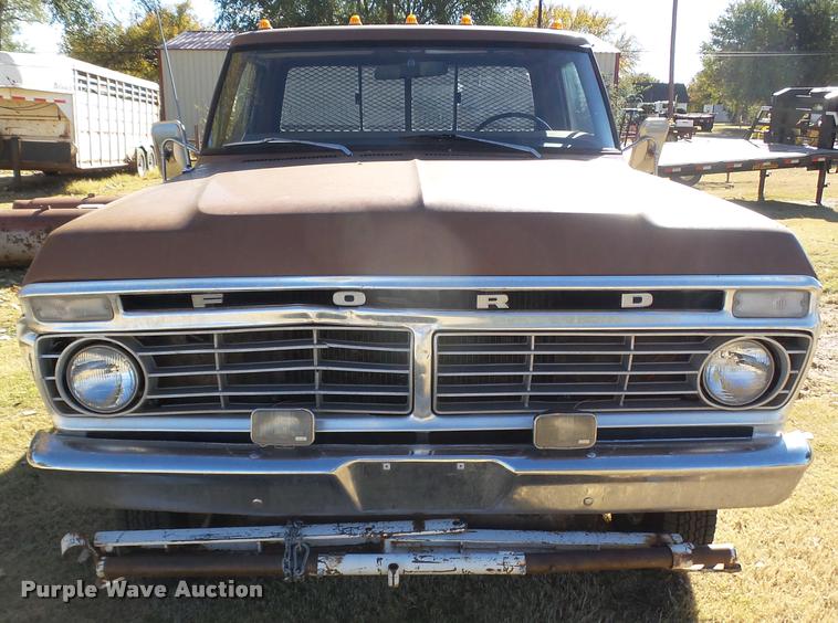 image for item DA4747 1974 Ford F250 flatbed pickup truck