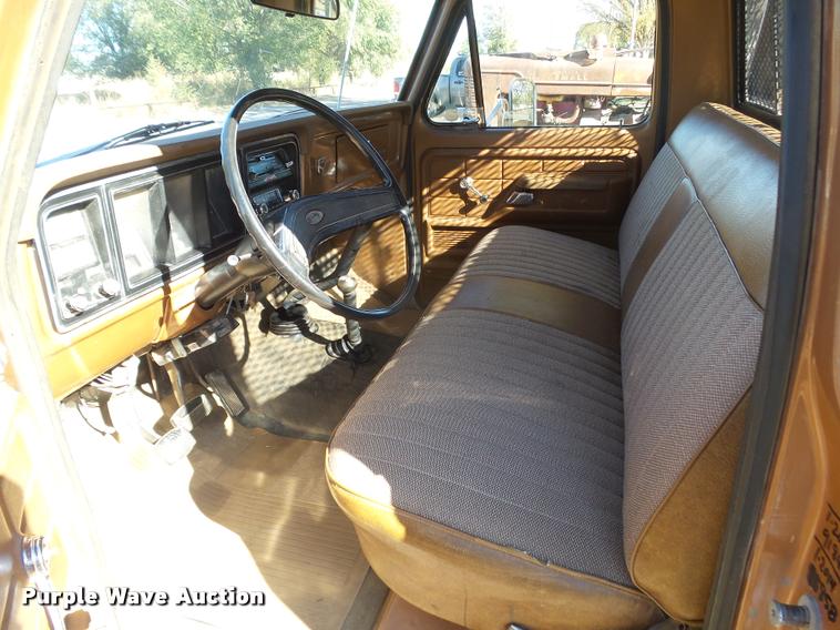 image for item DA4747 1974 Ford F250 flatbed pickup truck