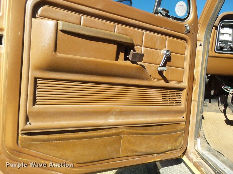 image for item DA4747 1974 Ford F250 flatbed pickup truck