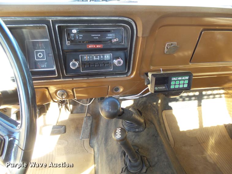 image for item DA4747 1974 Ford F250 flatbed pickup truck