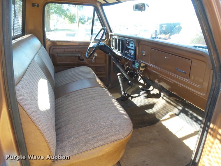 image for item DA4747 1974 Ford F250 flatbed pickup truck