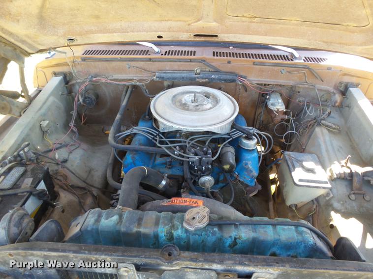 image for item DA4747 1974 Ford F250 flatbed pickup truck