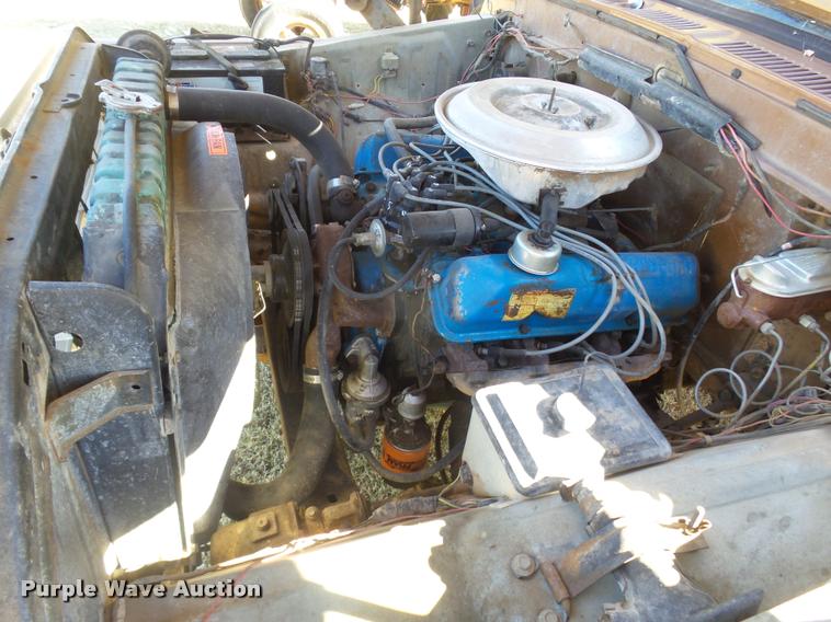 image for item DA4747 1974 Ford F250 flatbed pickup truck