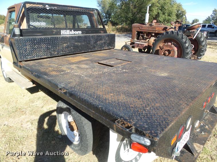 image for item DA4747 1974 Ford F250 flatbed pickup truck